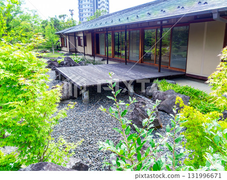 風景如畫、綠樹成蔭的美麗花園 131996671