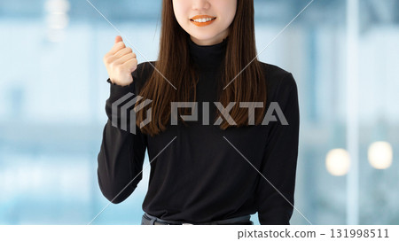 一個女人/女商人做一個勇敢的姿勢 131998511