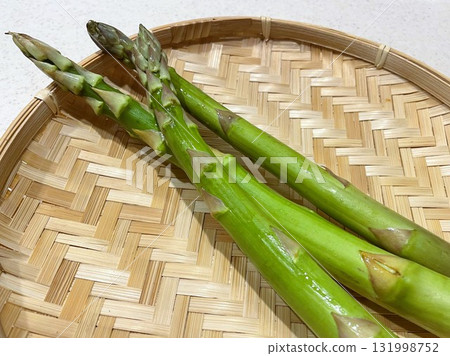 24 large, satisfying asparagus (raw) 131998752