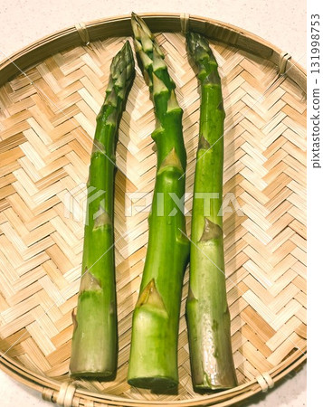 25g thick, satisfying asparagus (raw) 131998753