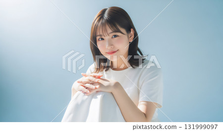 清爽的淺藍色背景中微笑女人的肖像 清爽的淺藍色背景中微笑女人的肖像 131999097