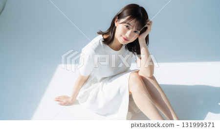 清爽的淺藍色背景中微笑女人的肖像 131999371