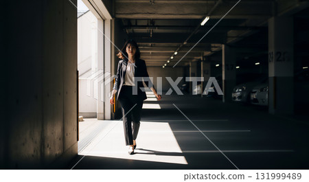 身穿黑色西裝的女性：光影奪目的商務肖像 131999489