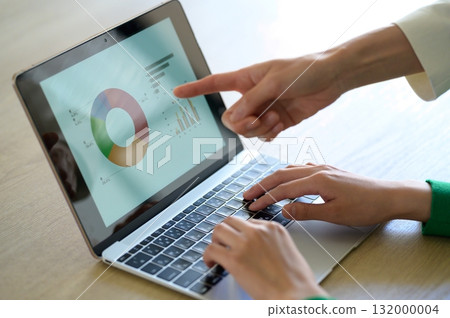 辦公室裡一位女士在電腦上工作的手 辦公室裡一位女士在電腦上工作的手 132000004