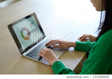 辦公室裡一位女士在電腦上工作的手 辦公室裡一位女士在電腦上工作的手 132000005