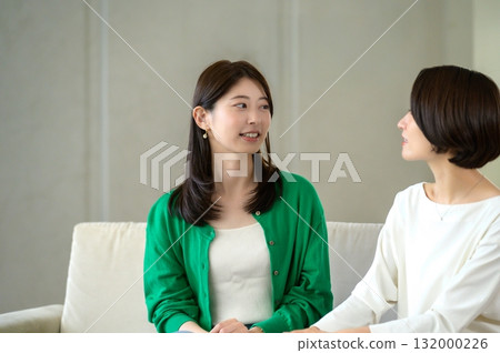 女人們坐在沙發上聊天 132000226