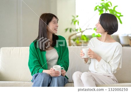 女人們坐在沙發上聊天 132000250