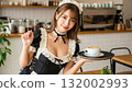 身穿女僕裝的女服務生微笑著為你端上一杯拿鐵 132002993