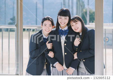 透過窗戶往教室裡看的女高中生 透過窗戶往教室裡看的女高中生 132005112