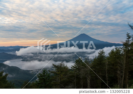 河口湖和富士山在秋天從神道關的黎明 132005228