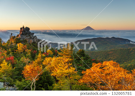 朝陽照耀下的天狗岩，與秋天奧秩父山天狗峰的紅葉，以及朝霞映照下的富士山融為一體。 132005781