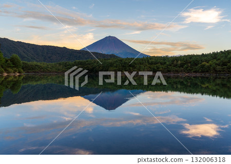 夏季西湖湖面上倒映的倒富士山 132006318