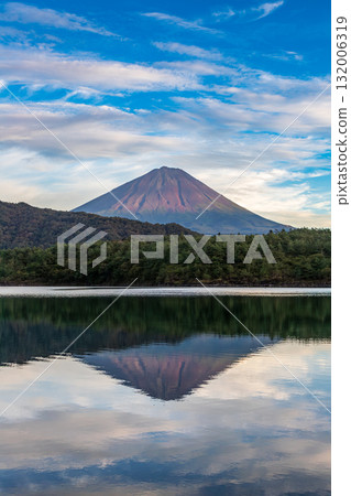 夏季西湖湖面上倒映的倒富士山 132006319