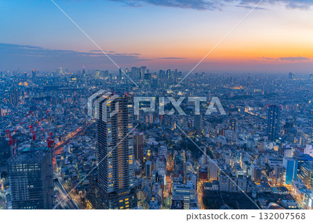 東京:從澀谷天空、新宿區欣賞東京城市景觀的黃昏景色 東京:從澀谷天空、新宿區欣賞東京城市景觀的黃昏景色 132007568