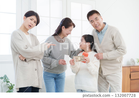 Grandparents who spoil their grandchildren with New Year's gifts and mothers who are troubled by them Grandparents who spoil their grandchildren with New Year's gifts and mothers who are troubled by them 132007728