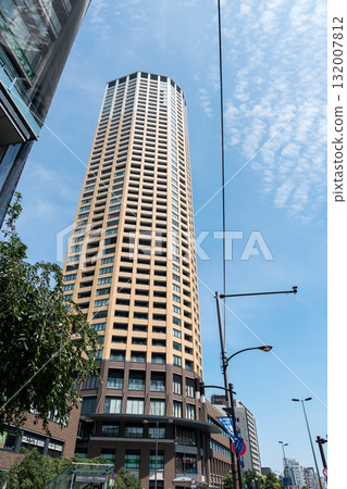 仰望中目黑阿特拉斯塔,晴朗的夏日天空,東京目黑區 仰望中目黑阿特拉斯塔,晴朗的夏日天空,東京目黑區 132007812