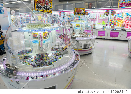 Round One Crane Game Park Chofu Station Store, playing with 10 yen catchers, Chofu City, Tokyo 132008141