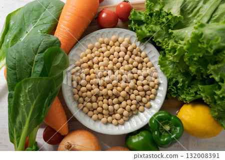 碎大豆和蔬菜 碎大豆和蔬菜 132008391