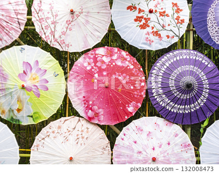 色彩繽紛的日本傘舞 132008473