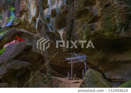 透過岩石看到的鳥居門 132008628