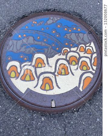 栃木縣湯西川溫泉平家之裡前的鎌倉祭圖案的當地色彩的井蓋 栃木縣湯西川溫泉平家之裡前的鎌倉祭圖案的當地色彩的井蓋 132008677