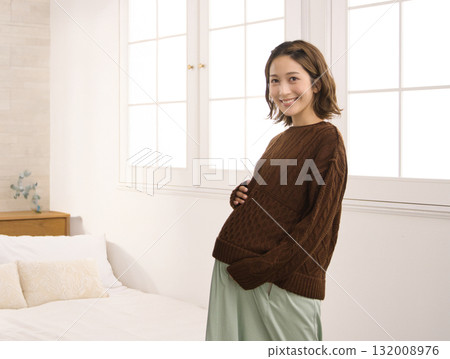 孕婦站在窗邊 孕婦站在窗邊 132008976