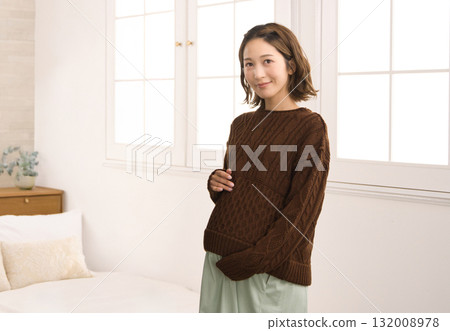 孕婦站在窗邊 孕婦站在窗邊 132008978