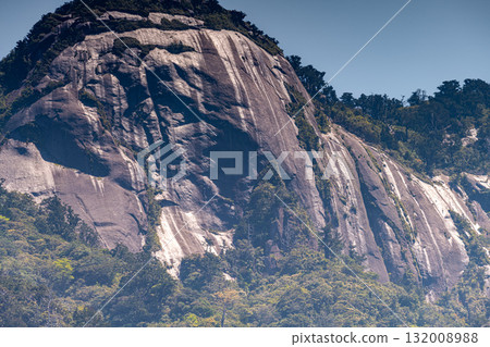 世界自然遺產屋久島西部林道地區的新綠與山 世界自然遺產屋久島西部林道地區的新綠與山 132008988