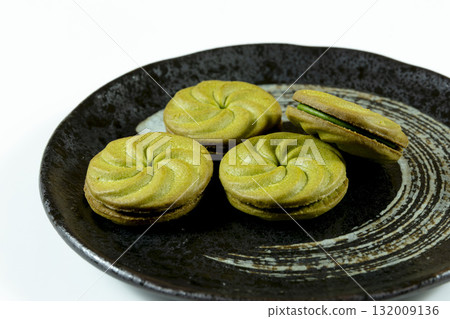 Matcha cream sandwiched cookies 132009136
