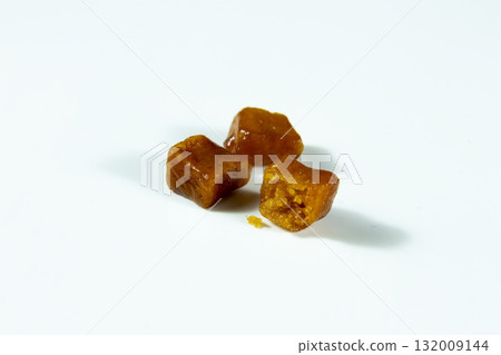 Caramel coated sweet potato snacks 132009144