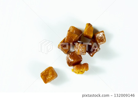 Caramel coated sweet potato snacks 132009146