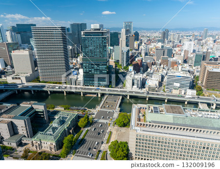 從大阪中之島淀屋橋站一看到的市政府和日本銀行大阪支行 132009196