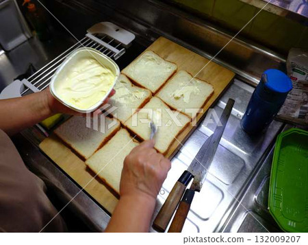 在廚房做飯 在廚房做飯 132009207