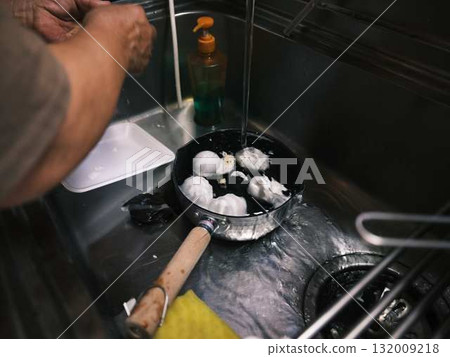 在廚房做飯 132009218