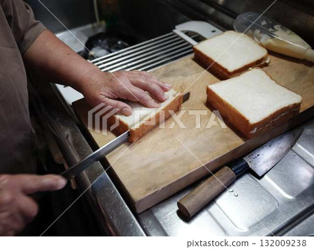 在廚房做飯 在廚房做飯 132009238