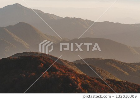 在日落時的山 132010309