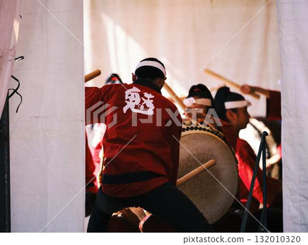 Beat the Japanese drums in Yosakoi Beat the Japanese drums in Yosakoi 132010320