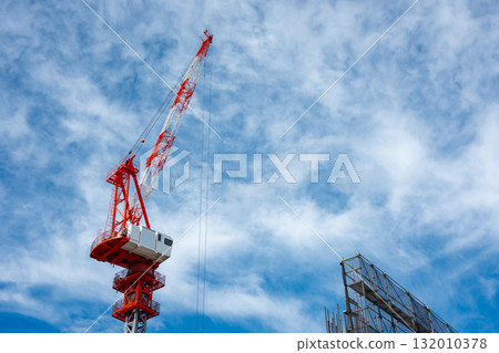 公寓大樓施工及塔吊a-1 公寓大樓施工及塔吊a-1 132010378