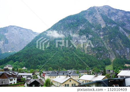 Hallstatt, a town secretly built deep in the Austrian mountains Hallstatt, a town secretly built deep in the Austrian mountains 132010409