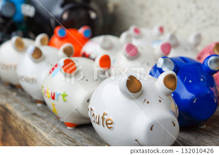 店面擺滿了可愛的豬形存錢罐 店面擺滿了可愛的豬形存錢罐 132010426