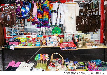 旅遊區的紀念品商店,裡面擺滿了色彩繽紛的雜貨 旅遊區的紀念品商店,裡面擺滿了色彩繽紛的雜貨 132010437