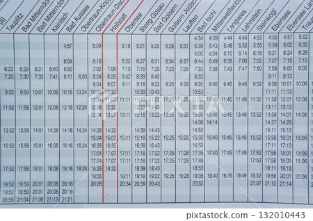 哈修塔特火車站張貼的火車時刻表 哈修塔特火車站張貼的火車時刻表 132010443