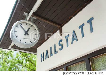 Train station platform with Hallstatt written on it 132010444