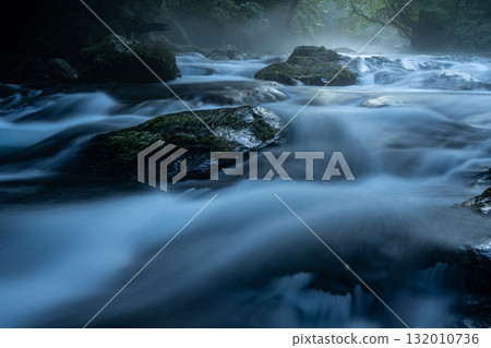 Light shines through Kikuchi Valley, Kumamoto 132010736