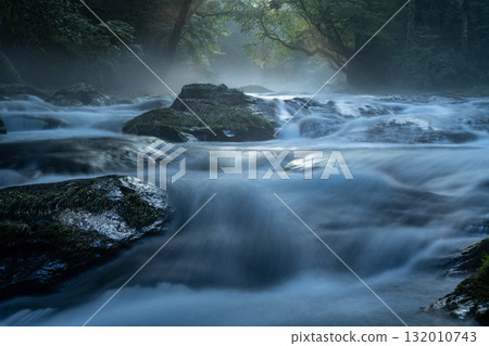 Light shines through Kikuchi Valley, Kumamoto 132010743