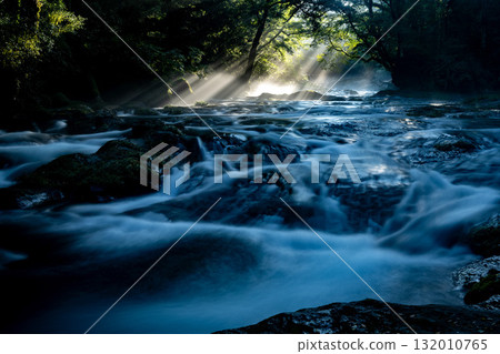 Light shines through Kikuchi Valley, Kumamoto Light shines through Kikuchi Valley, Kumamoto 132010765