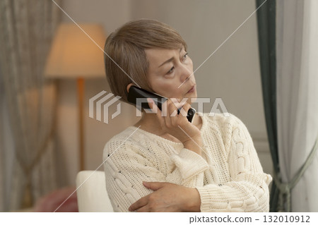 一位老年婦女在家中回應可疑電話 132010912