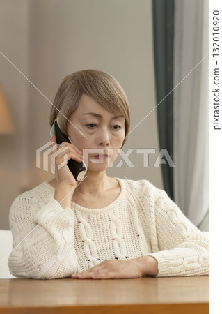 一位老年婦女在家中回應可疑電話 一位老年婦女在家中回應可疑電話 132010920