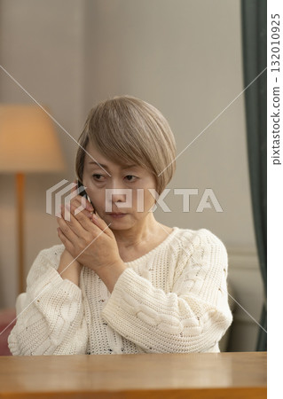 一位老年婦女在家中回應可疑電話 132010925