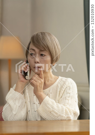 一位老年婦女在家中回應可疑電話 132010930